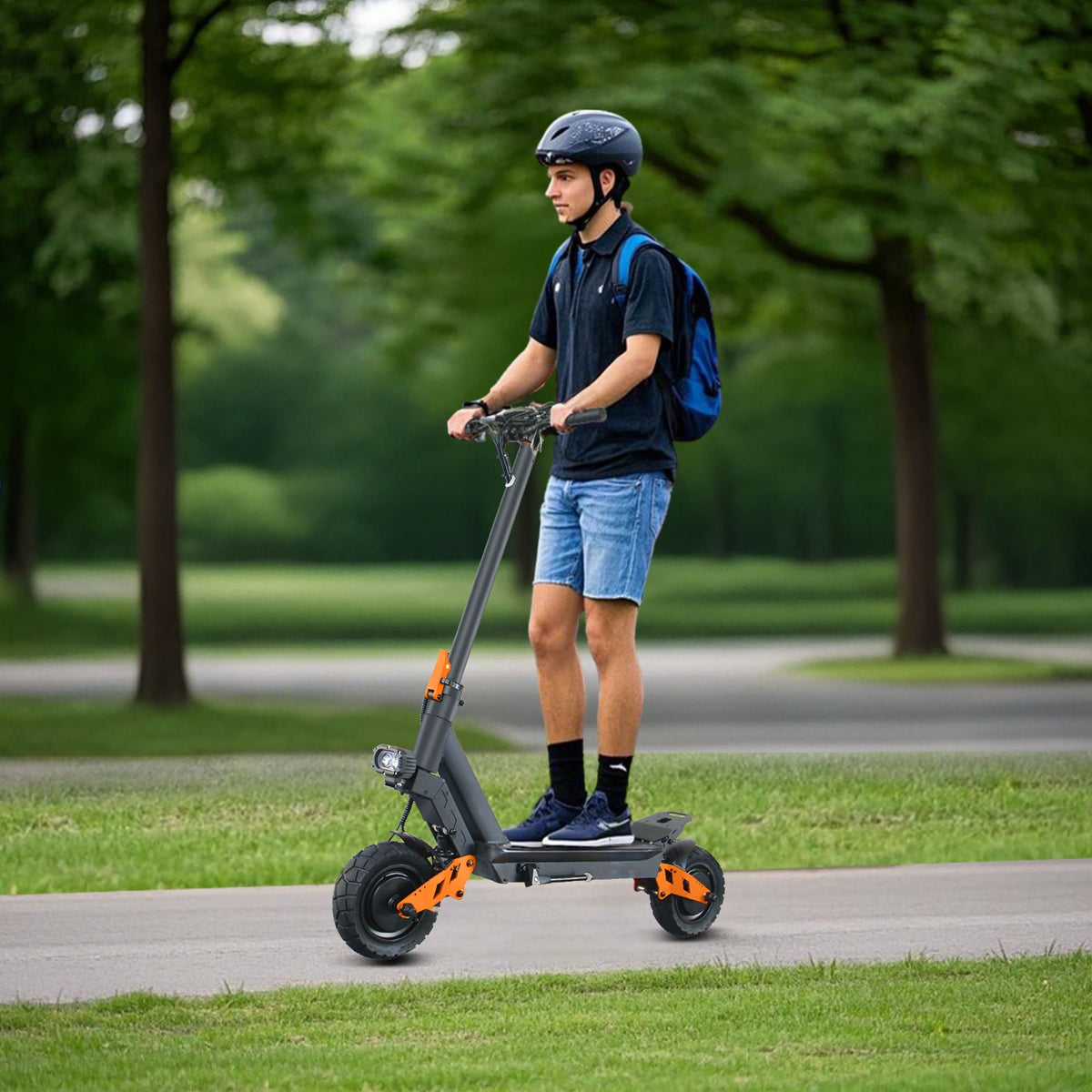 Uomo in piedi con il monopattino elettrico Wheely X11 Pro in un parco