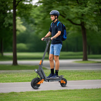 Uomo in piedi con il monopattino elettrico Wheely X11 Pro in un parco