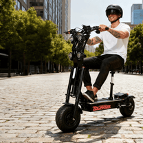 Uomo alla guida del monopattino elettrico Wheely X13