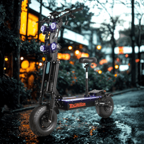 Monopattino elettrico Wheely X13 visto di tre quarti in un ambiente serale