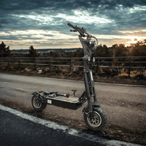 Monopattino elettrico Wheely X14 Pro visto di tre quarti su strada