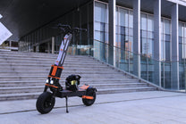 Monopattino elettrico Wheely X8P visto di tre quarti in città
