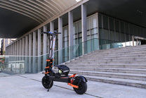 Monopattino elettrico Wheely X8P visto di tre quarti in città