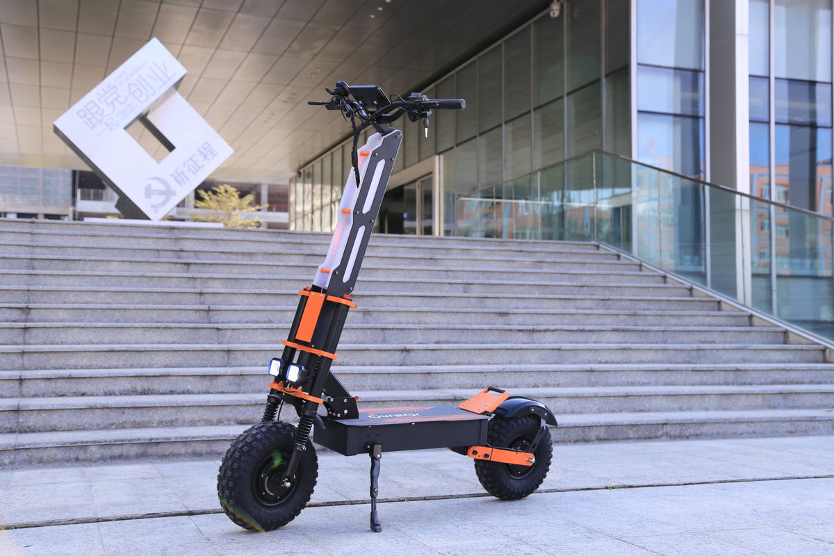 Monopattino elettrico Wheely X8P visto di tre quarti in città