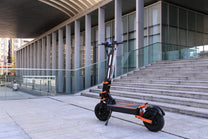Monopattino elettrico Wheely X8P visto di lato in città