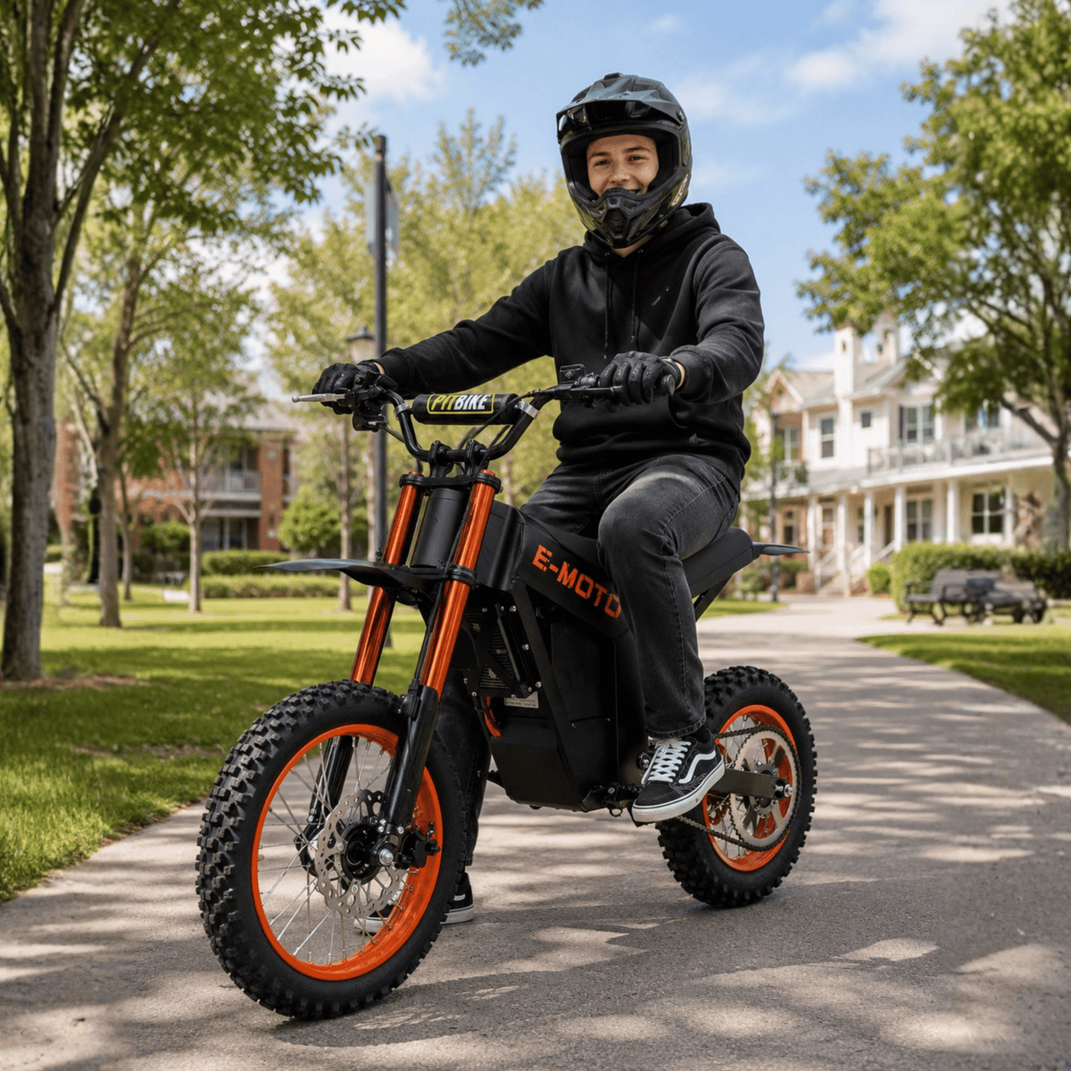 Persona alla guida della moto da cross elettrica Wheely Y01 in un parco