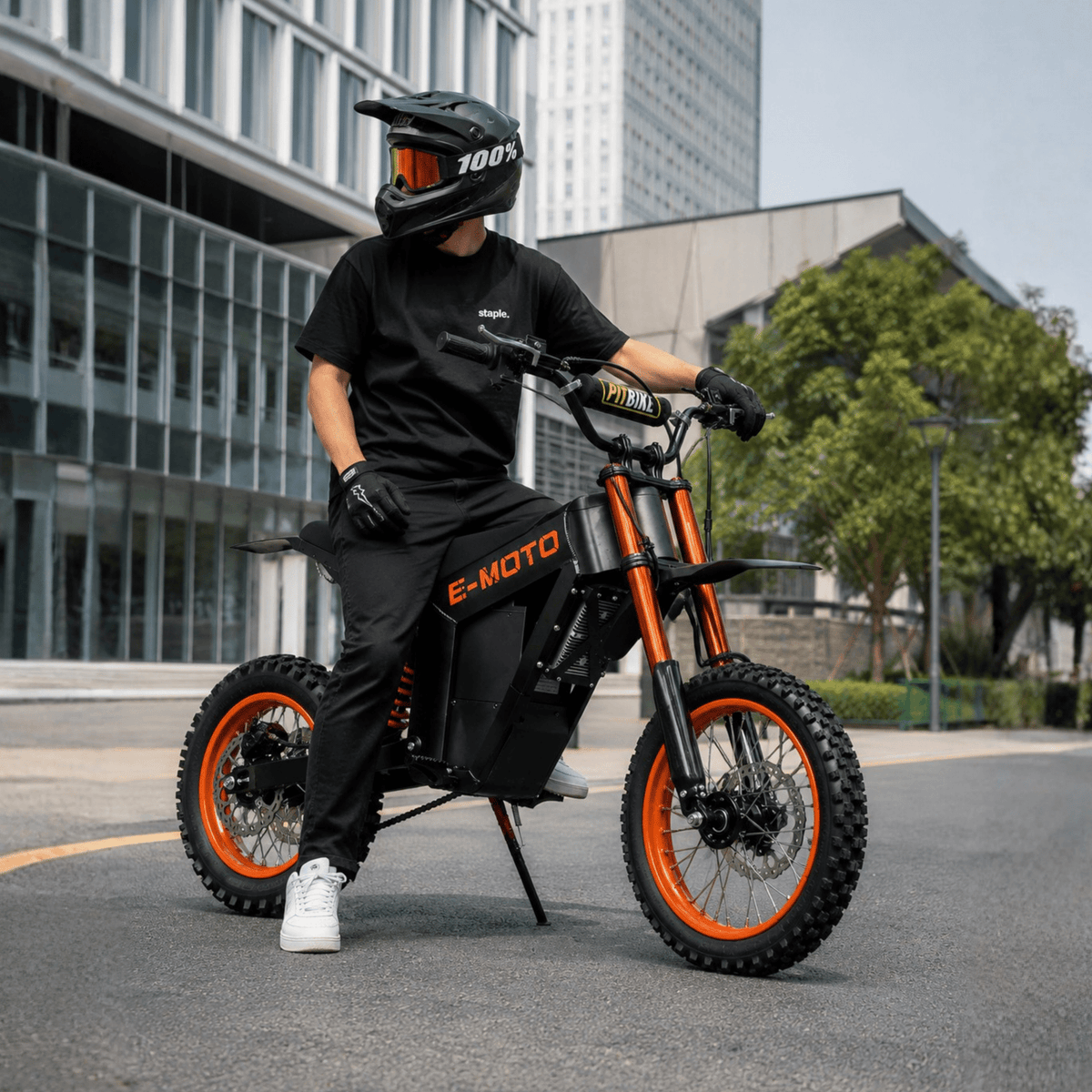 Persona alla guida della moto da cross elettrica Wheely Y01 in città