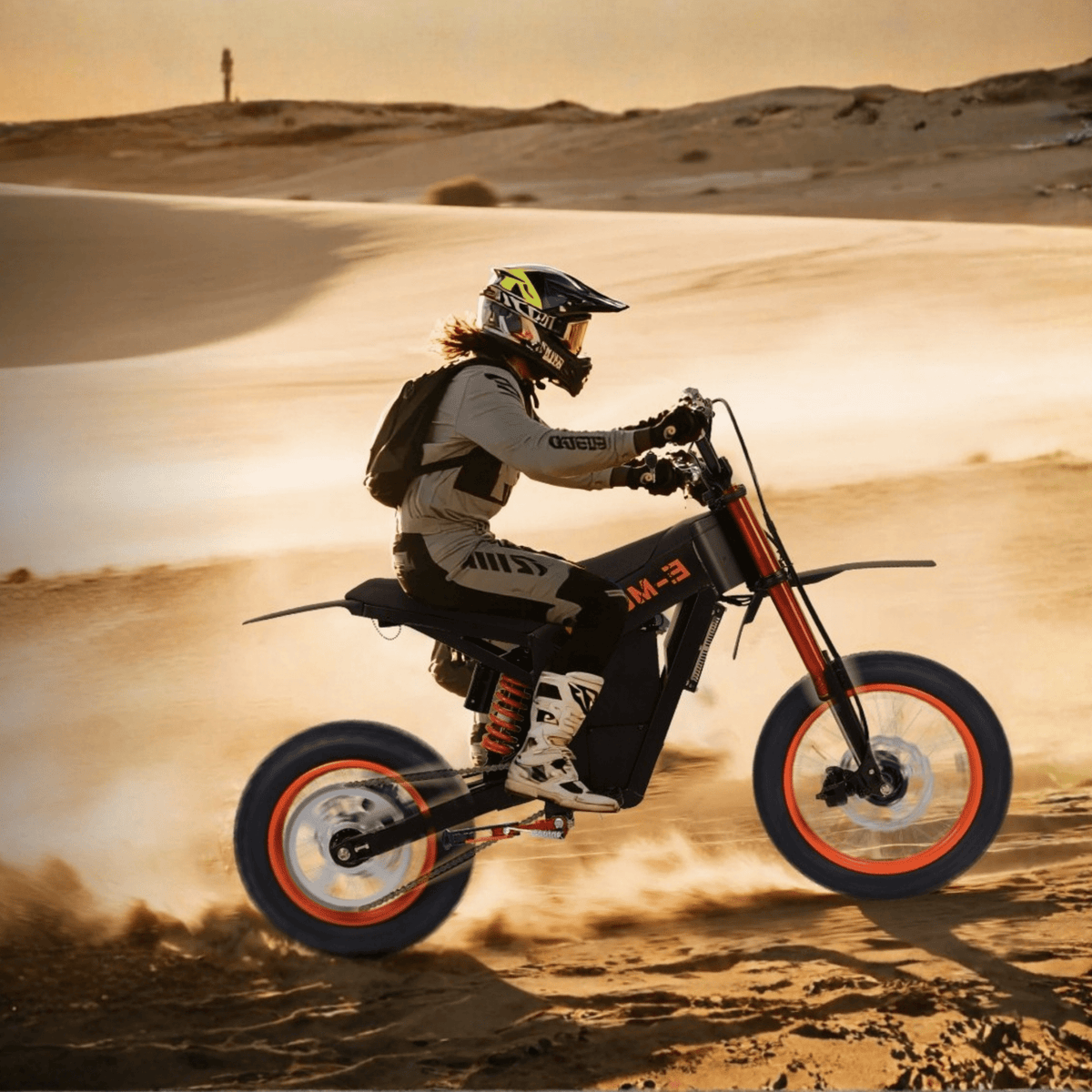 Persona alla guida della moto da cross elettrica Wheely Y01 su terreno sabbioso