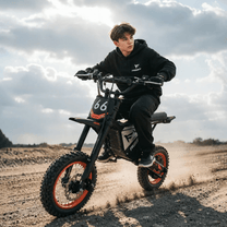 Persona alla guida della moto da cross elettrica Wheely Y66 su un vialetto