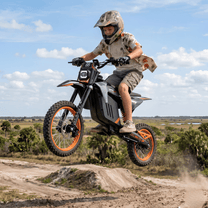 Persona alla guida della moto da cross elettrica Wheely Y88 su un vialetto