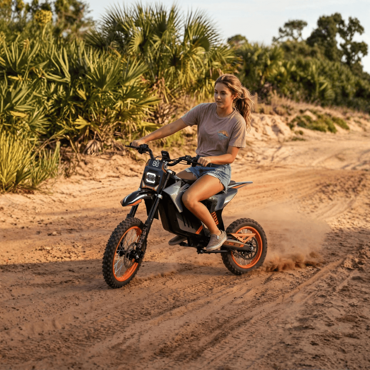 Persona alla guida della moto da cross elettrica Wheely Y88 su un vialetto