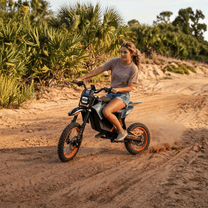 Persona alla guida della moto da cross elettrica Wheely Y88 su un vialetto