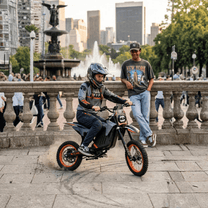Persona alla guida della moto da cross elettrica Wheely Y88 in città