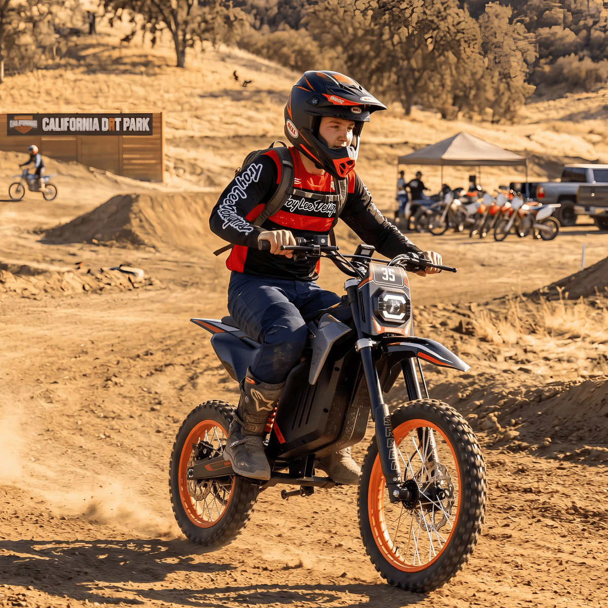 Persona alla guida della moto da cross elettrica Wheely Y88 su terreno sabbioso