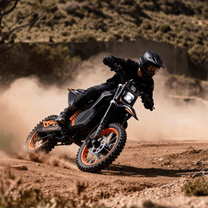 Persona alla guida della moto da cross elettrica Wheely Y88 su terreno sabbioso