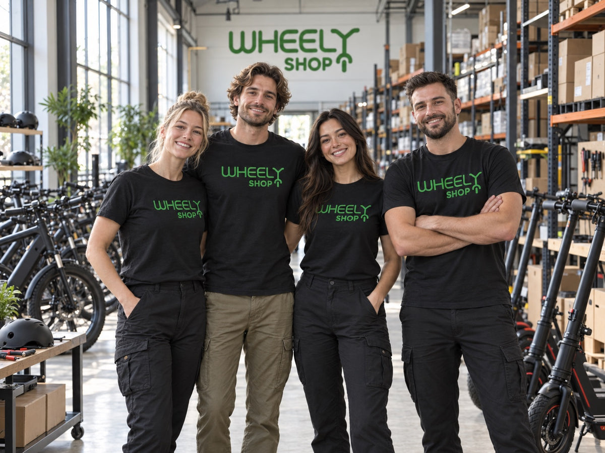 La storia di Wheelyshop – dall’idea all’innovazione: il team Wheelyshop nel magazzino tra biciclette elettriche, monopattini elettrici e ricambi
