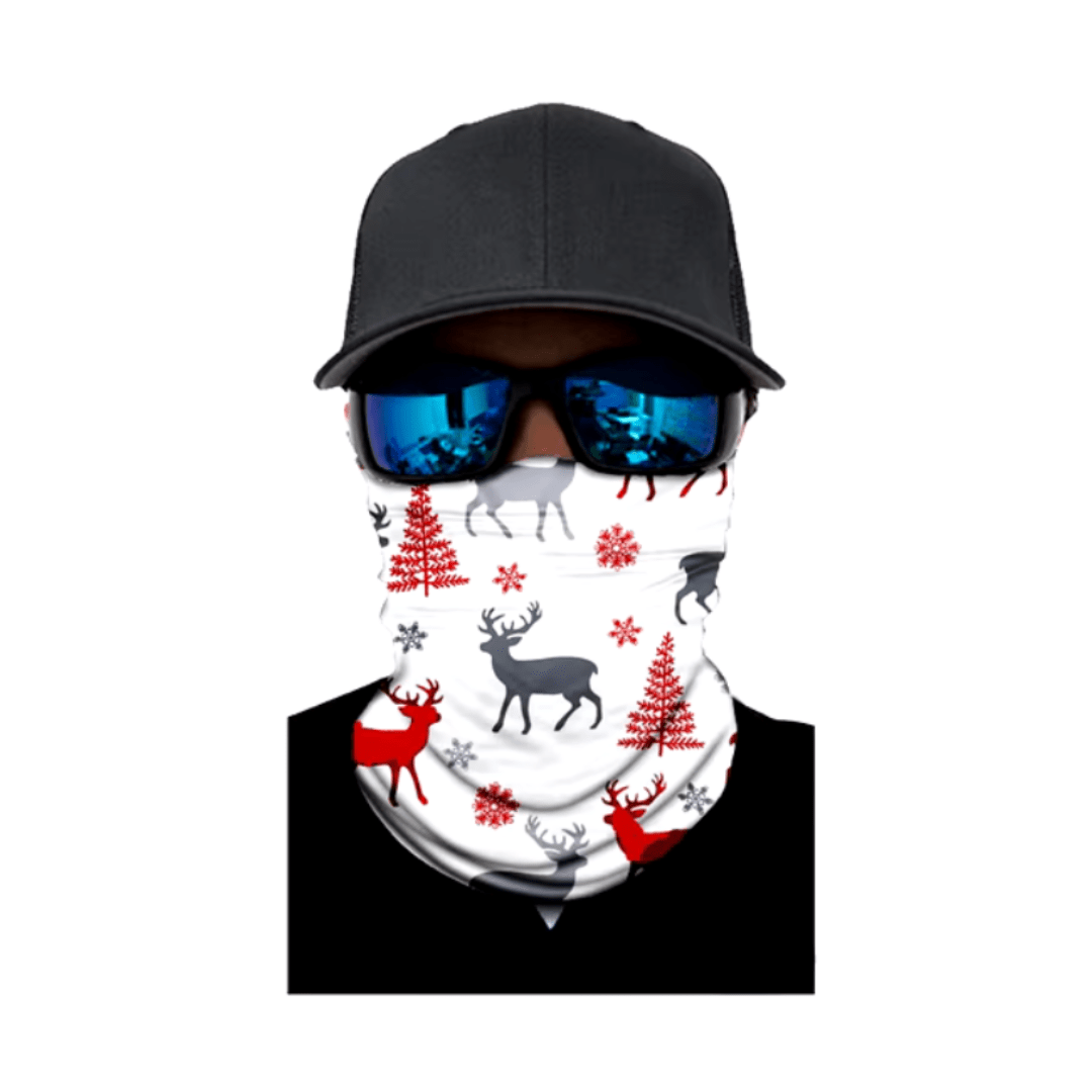 Scaldacollo WindGuard Christmas Edition con fantasia bianca con renne, indossato con cappellino e occhiali da sole