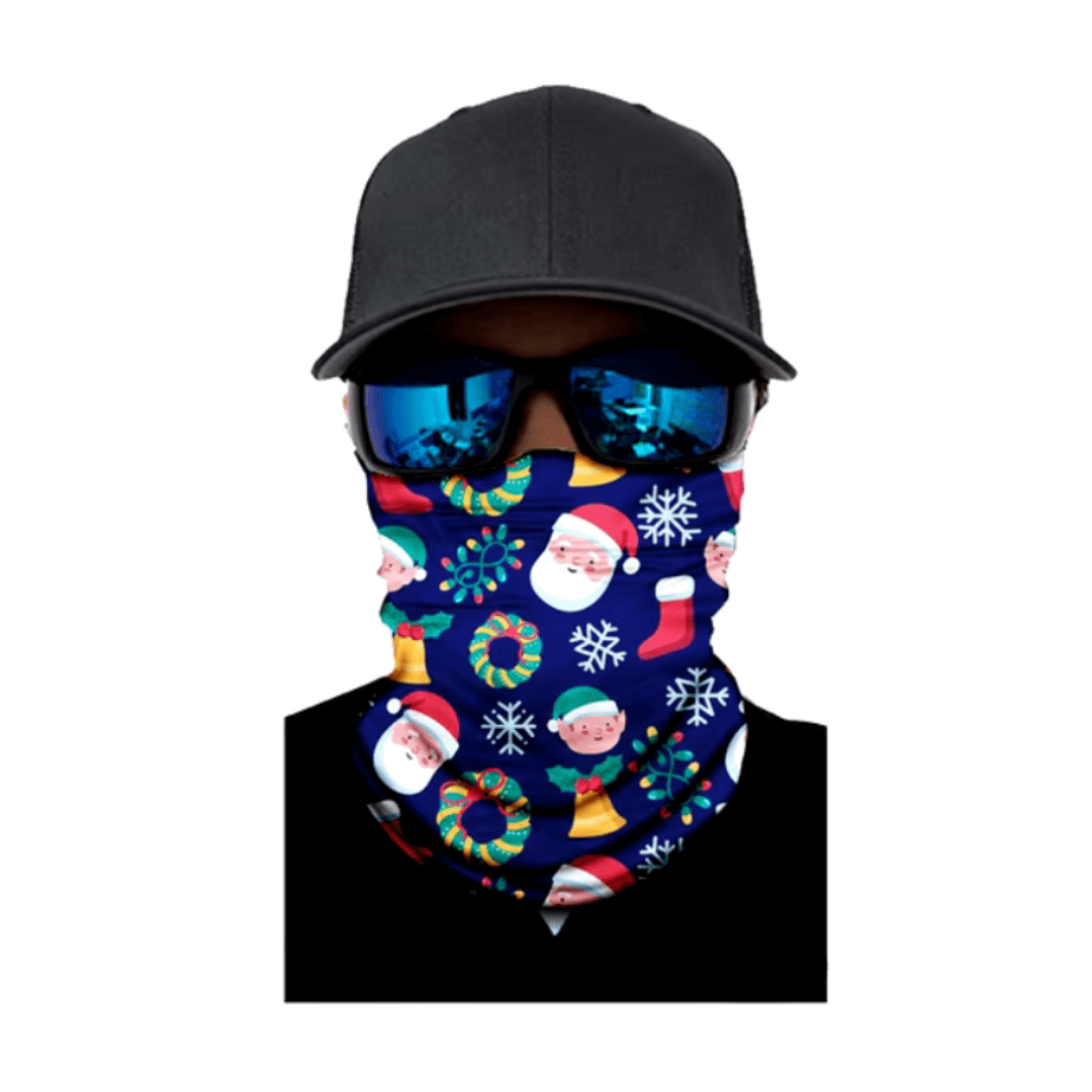 Scaldacollo WindGuard Christmas Edition con fantasia natalizia blu, indossato con cappellino e occhiali da sole