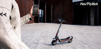 Persona in piedi con il monopattino elettrico NAVEE XT5 Max