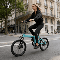 Donna alla guida della bici elettrica pieghevole YANGOR H19 in città in colore azzurro