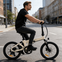 Uomo alla guida della bici elettrica pieghevole YANGOR H19 in vista laterale in colore beige in città