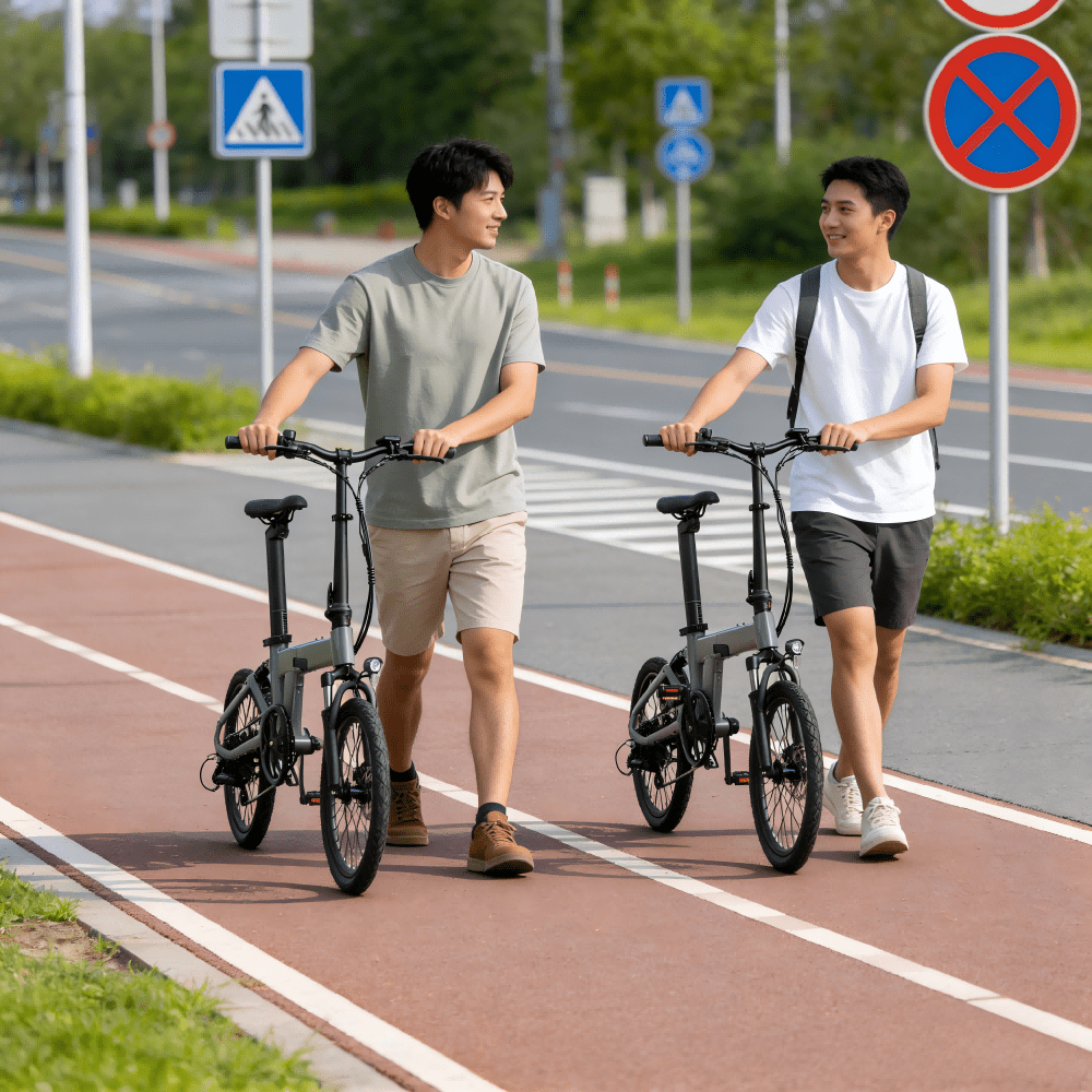 Due persone con la bici elettrica pieghevole YANGOR H19 in colore beige su un vialetto