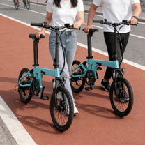 Due persone con la bici elettrica pieghevole YANGOR H19 su un vialetto in colore azzurro