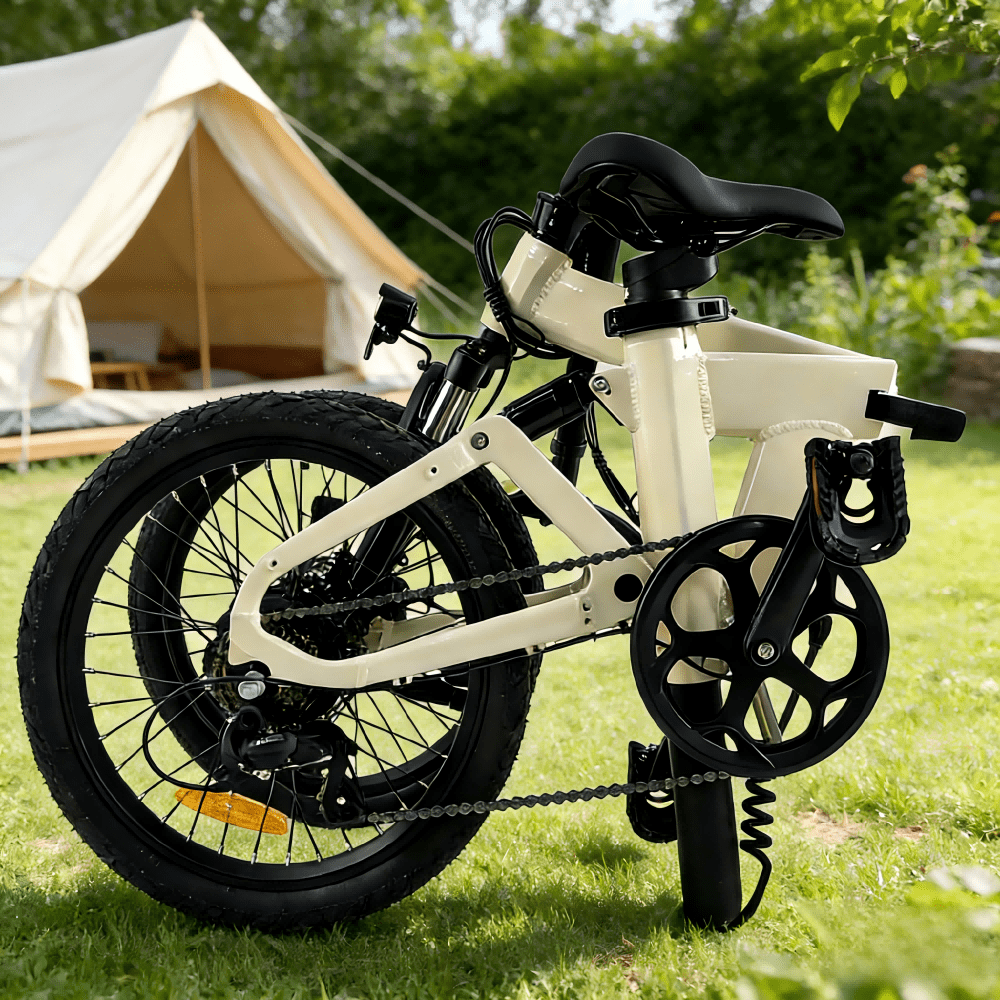 Bici elettrica pieghevole YANGOR H19 piegata in colore beige su un prato