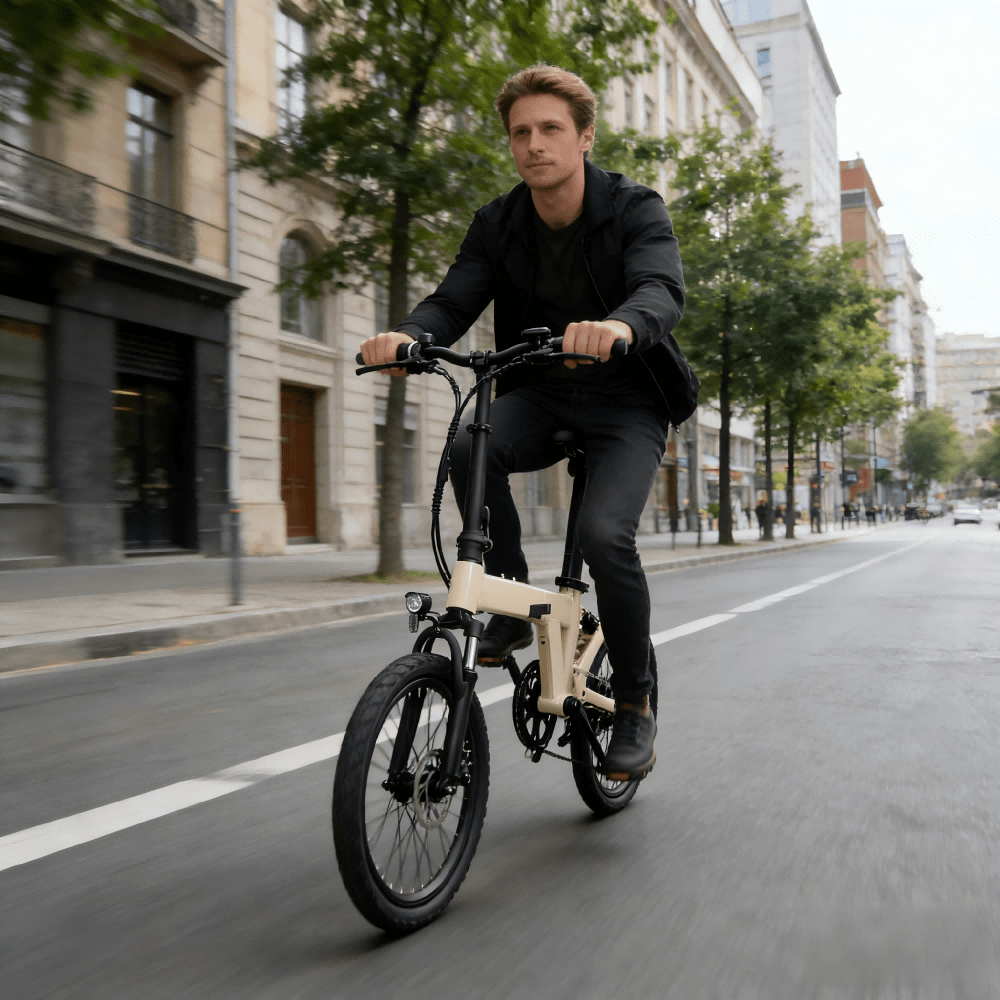 Uomo alla guida della bici elettrica pieghevole YANGOR H19 in colore beige in una strada