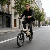 Uomo alla guida della bici elettrica pieghevole YANGOR H19 in colore beige in una strada