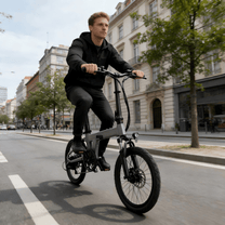 Uomo alla guida della bici elettrica pieghevole YANGOR H19 in colore grigio in città
