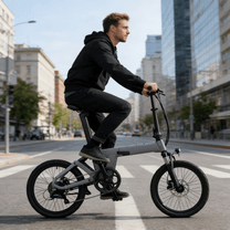 Uomo alla guida della bici elettrica pieghevole YANGOR H19 di fronte in colore grigio in città