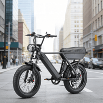 Fat bike elettrica YANGOR Y20 vista di tre quarti in colore nero in città