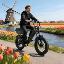 Uomo alla guida della fat bike elettrica YANGOR Y20 in colore nero su un prato