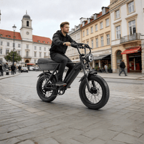 Uomo alla guida della fat bike elettrica YANGOR Y20 in colore nero in città