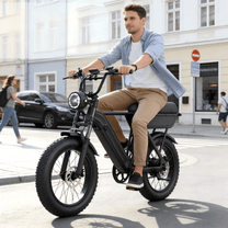 Uomo alla guida della fat bike elettrica YANGOR Y20 in colore nero in una strada