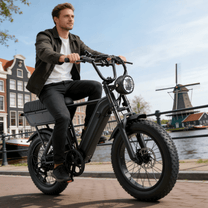 Uomo alla guida della fat bike elettrica YANGOR Y20 in colore nero in riva a un lago