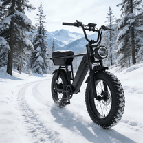 Fat bike elettrica YANGOR Y20 Plus vista di tre quarti in colore nero sulla neve
