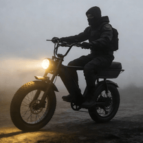 Uomo alla guida della fat bike elettrica YANGOR Y20 Plus in colore nero su terreno sabbioso