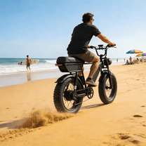 Uomo alla guida della fat bike elettrica YANGOR Y20 Plus da dietro in colore nero in riva al mare