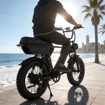 Uomo alla guida della fat bike elettrica YANGOR Y20 Plus da dietro in colore nero su un vialetto