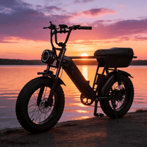 Fat bike elettrica YANGOR Y20 Plus vista di tre quarti in colore nero al tramonto