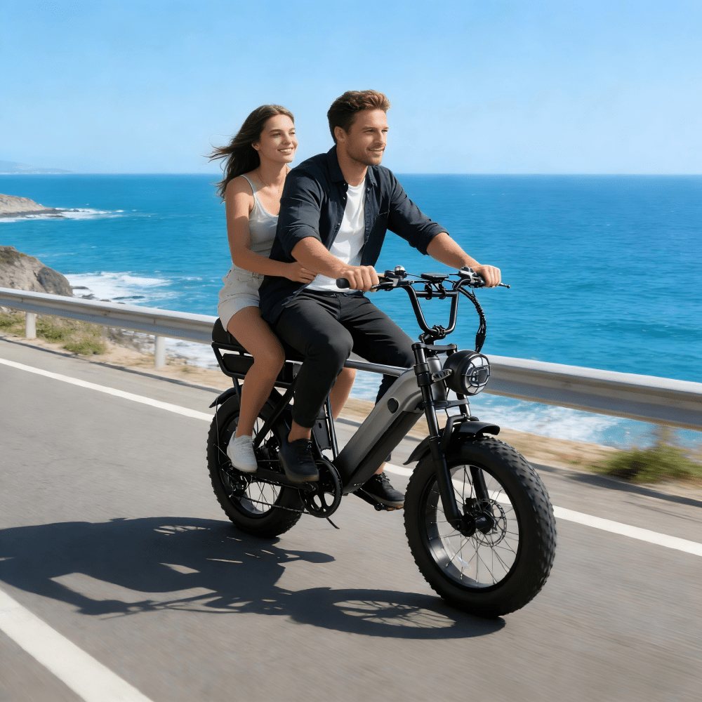 Due persone con la fat bike elettrica YANGOR Y20 Pro in colore nero su strada
