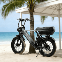 Fat bike elettrica YANGOR Y20 Pro vista di tre quarti in colore nero su terreno sabbioso