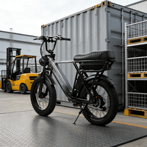Fat bike elettrica YANGOR Y20 Pro vista di tre quarti in colore nero su strada