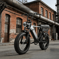 Fat bike elettrica YANGOR Y20 Pro vista di tre quarti in colore nero in una strada