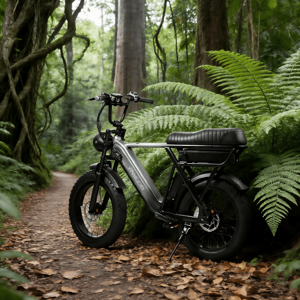 Fat bike elettrica YANGOR Y20 Pro vista di tre quarti in colore nero nel bosco
