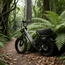 Fat bike elettrica YANGOR Y20 Pro vista di tre quarti in colore nero nel bosco