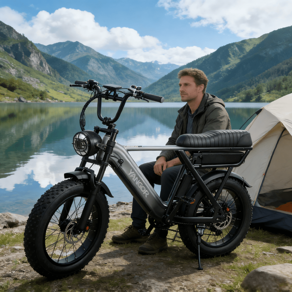 Uomo in piedi con la fat bike elettrica YANGOR Y20 Pro in colore nero in montagna