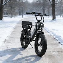 Fat bike elettrica YANGOR Y20 Pro vista di tre quarti in colore nero sulla neve
